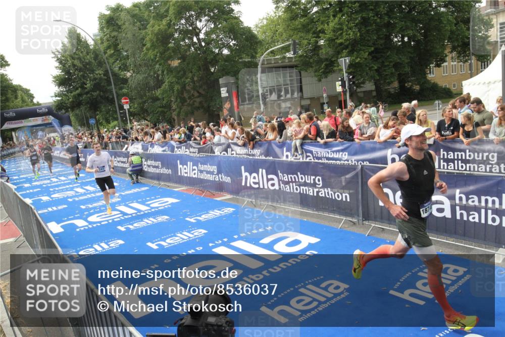 29.06.2025 - hella hamburg halbmarathon Michael Strokosch http://msf.ph/oto/8536037 29.06.2025 10:24:53 Ziel  meine-sportfotos.de