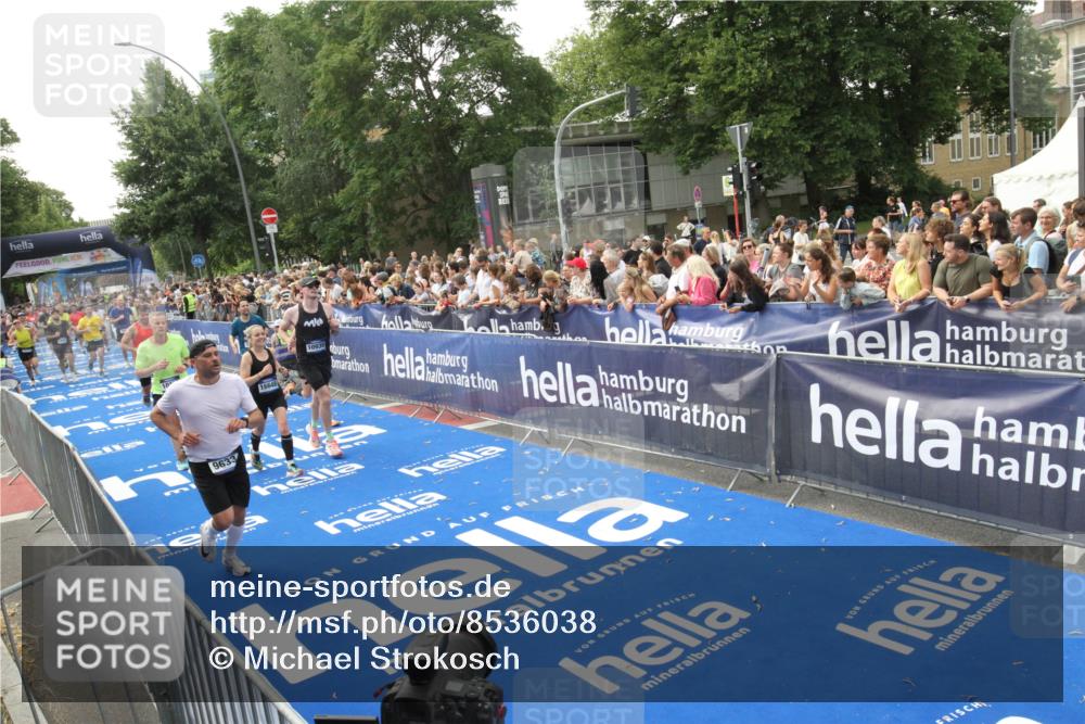 29.06.2025 - hella hamburg halbmarathon Michael Strokosch http://msf.ph/oto/8536038 29.06.2025 10:44:15 Ziel  meine-sportfotos.de