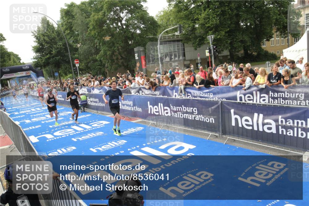 29.06.2025 - hella hamburg halbmarathon Michael Strokosch http://msf.ph/oto/8536041 29.06.2025 10:24:55 Ziel  meine-sportfotos.de