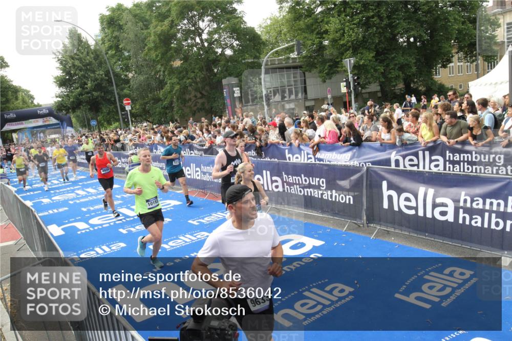 29.06.2025 - hella hamburg halbmarathon Michael Strokosch http://msf.ph/oto/8536042 29.06.2025 10:44:16 Ziel  meine-sportfotos.de