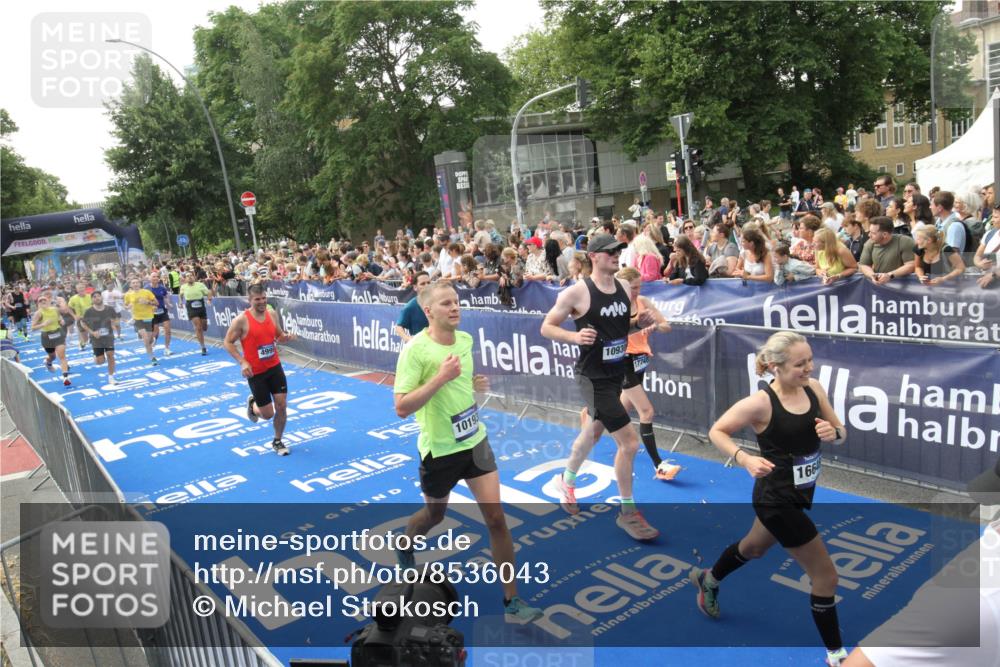 29.06.2025 - hella hamburg halbmarathon Michael Strokosch http://msf.ph/oto/8536043 29.06.2025 10:44:16 Ziel  meine-sportfotos.de