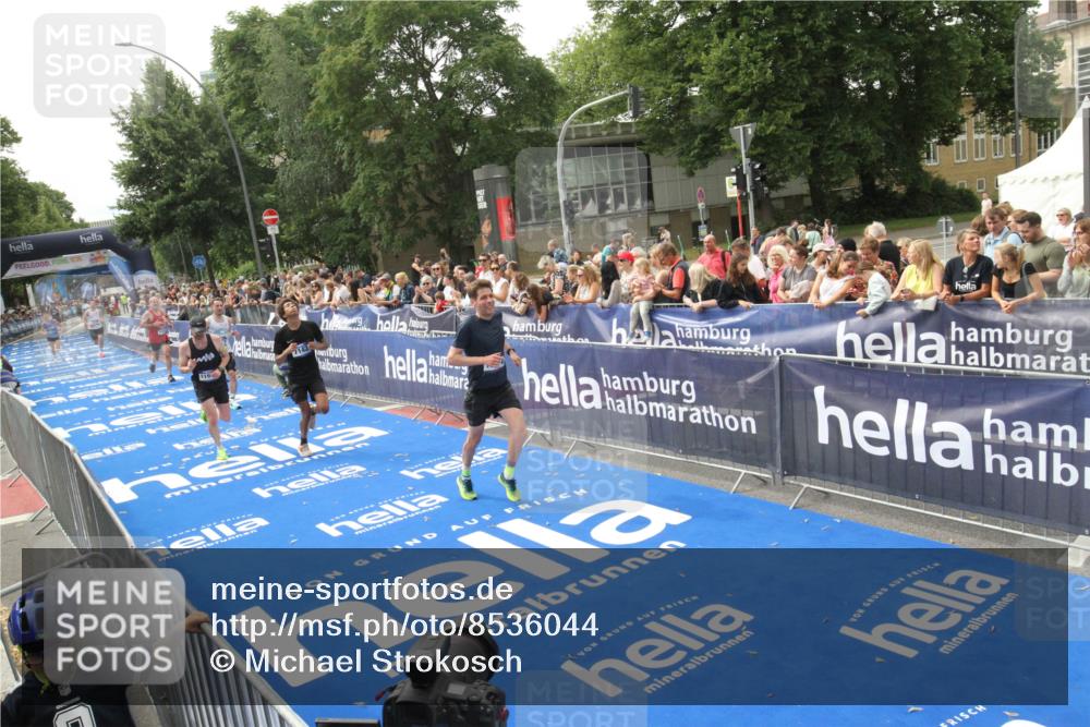 29.06.2025 - hella hamburg halbmarathon Michael Strokosch http://msf.ph/oto/8536044 29.06.2025 10:24:55 Ziel  meine-sportfotos.de