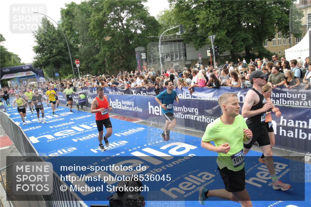 29.06.2025 - hella hamburg halbmarathon Michael Strokosch http://msf.ph/oto/8536045 29.06.2025 10:44:17 Ziel  meine-sportfotos.de