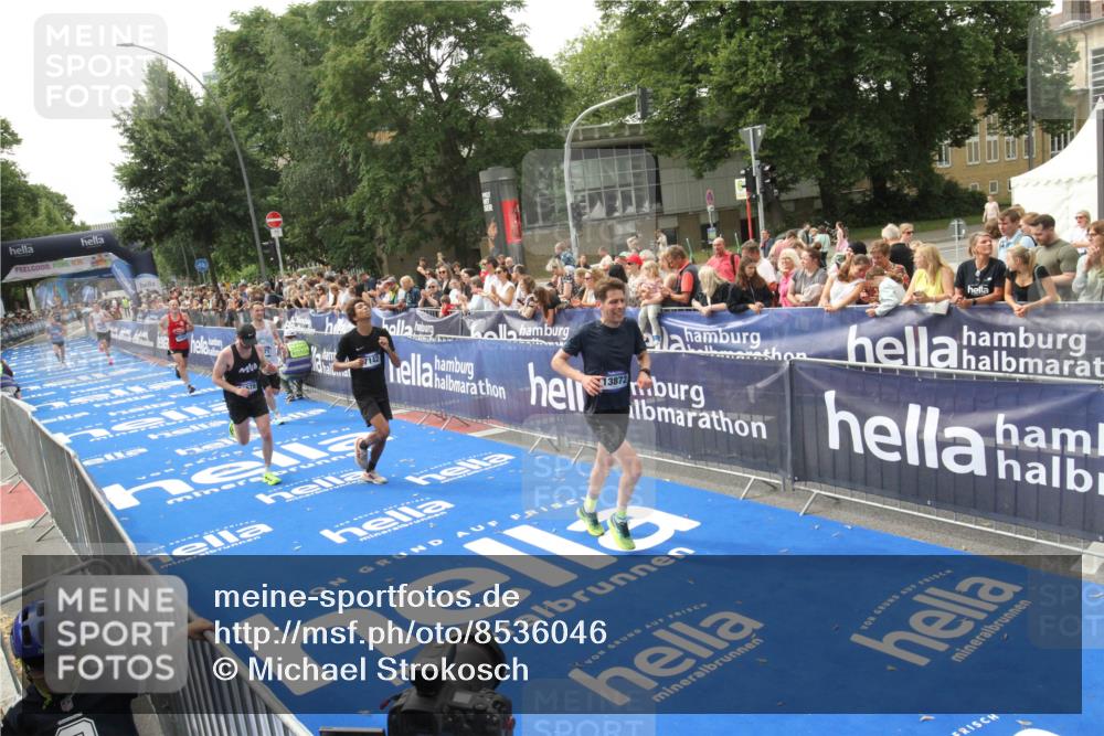 29.06.2025 - hella hamburg halbmarathon Michael Strokosch http://msf.ph/oto/8536046 29.06.2025 10:24:56 Ziel  meine-sportfotos.de