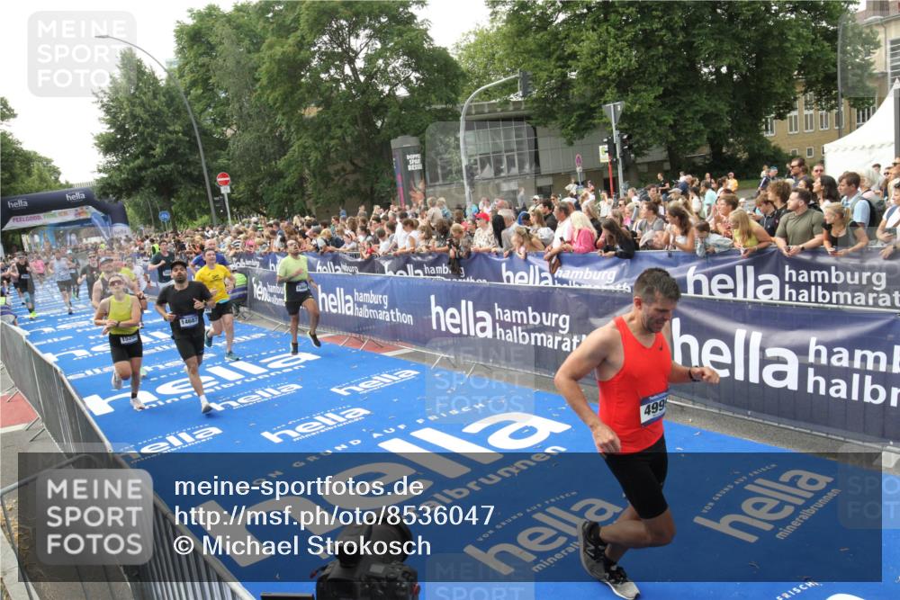 29.06.2025 - hella hamburg halbmarathon Michael Strokosch http://msf.ph/oto/8536047 29.06.2025 10:44:18 Ziel  meine-sportfotos.de