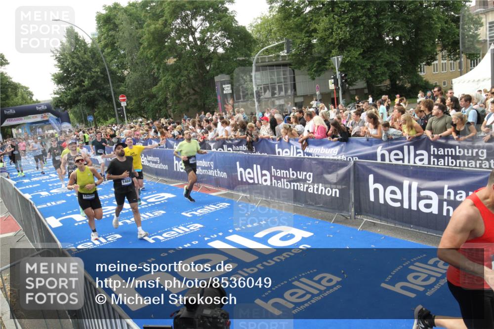 29.06.2025 - hella hamburg halbmarathon Michael Strokosch http://msf.ph/oto/8536049 29.06.2025 10:44:18 Ziel  meine-sportfotos.de