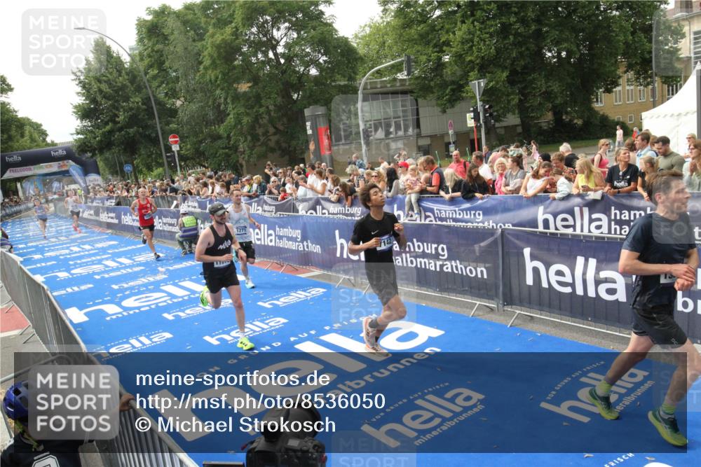 29.06.2025 - hella hamburg halbmarathon Michael Strokosch http://msf.ph/oto/8536050 29.06.2025 10:24:56 Ziel  meine-sportfotos.de