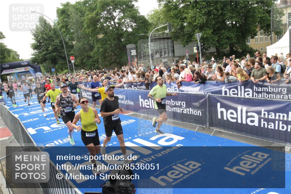 29.06.2025 - hella hamburg halbmarathon Michael Strokosch http://msf.ph/oto/8536051 29.06.2025 10:44:19 Ziel  meine-sportfotos.de