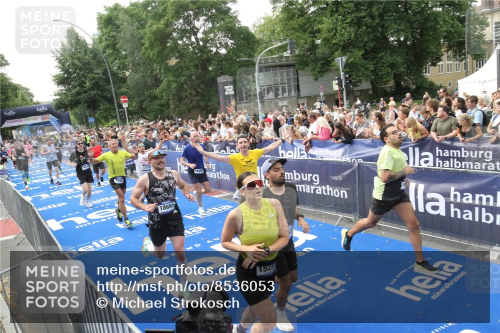 29.06.2025 - hella hamburg halbmarathon Michael Strokosch http://msf.ph/oto/8536053 29.06.2025 10:44:19 Ziel  meine-sportfotos.de