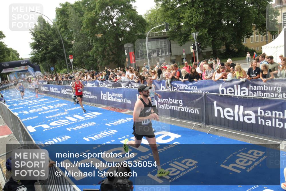 29.06.2025 - hella hamburg halbmarathon Michael Strokosch http://msf.ph/oto/8536054 29.06.2025 10:24:57 Ziel  meine-sportfotos.de