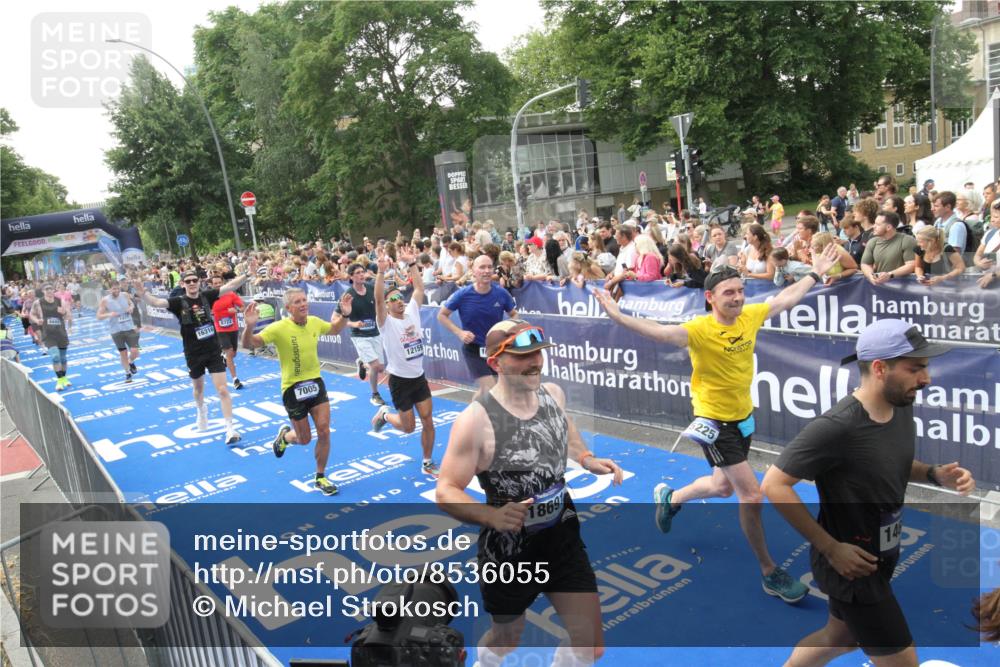 29.06.2025 - hella hamburg halbmarathon Michael Strokosch http://msf.ph/oto/8536055 29.06.2025 10:44:20 Ziel  meine-sportfotos.de