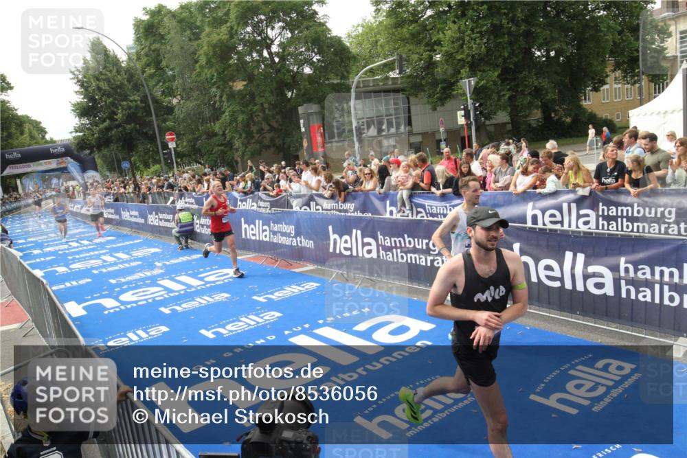 29.06.2025 - hella hamburg halbmarathon Michael Strokosch http://msf.ph/oto/8536056 29.06.2025 10:24:57 Ziel  meine-sportfotos.de