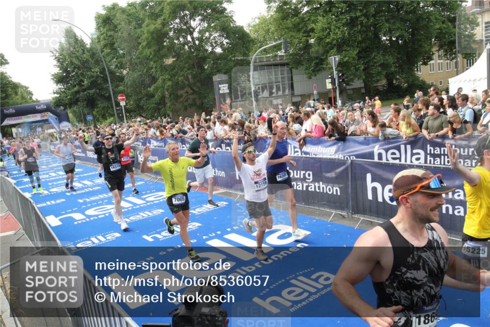 29.06.2025 - hella hamburg halbmarathon Michael Strokosch http://msf.ph/oto/8536057 29.06.2025 10:44:20 Ziel  meine-sportfotos.de