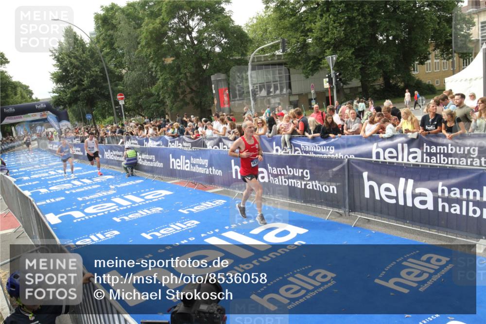 29.06.2025 - hella hamburg halbmarathon Michael Strokosch http://msf.ph/oto/8536058 29.06.2025 10:24:58 Ziel  meine-sportfotos.de