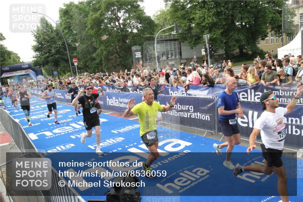 29.06.2025 - hella hamburg halbmarathon Michael Strokosch http://msf.ph/oto/8536059 29.06.2025 10:44:21 Ziel  meine-sportfotos.de