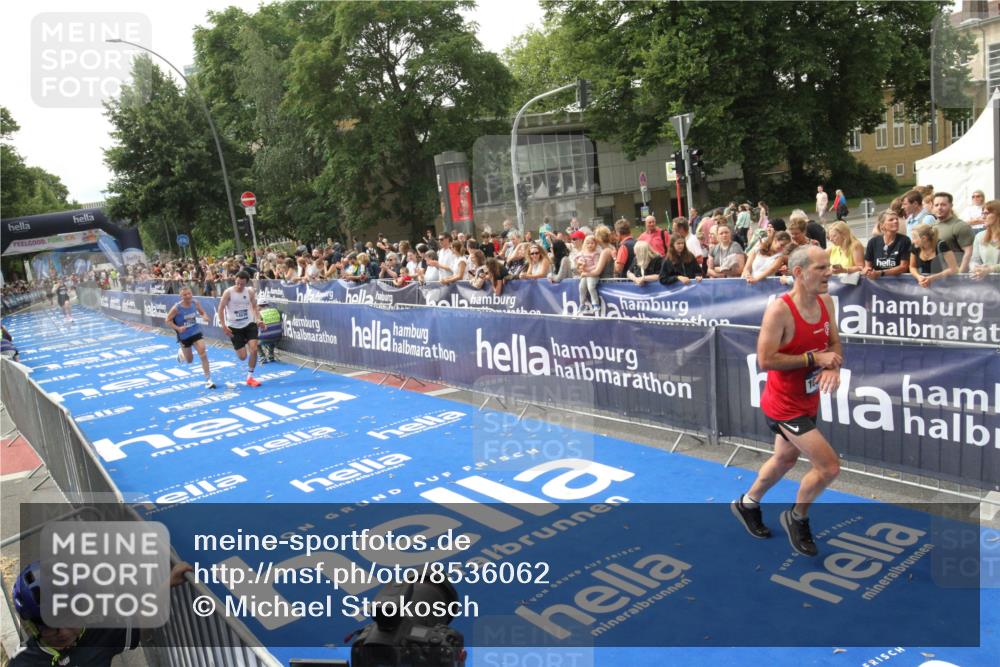 29.06.2025 - hella hamburg halbmarathon Michael Strokosch http://msf.ph/oto/8536062 29.06.2025 10:24:59 Ziel  meine-sportfotos.de