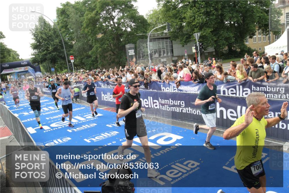 29.06.2025 - hella hamburg halbmarathon Michael Strokosch http://msf.ph/oto/8536063 29.06.2025 10:44:21 Ziel  meine-sportfotos.de