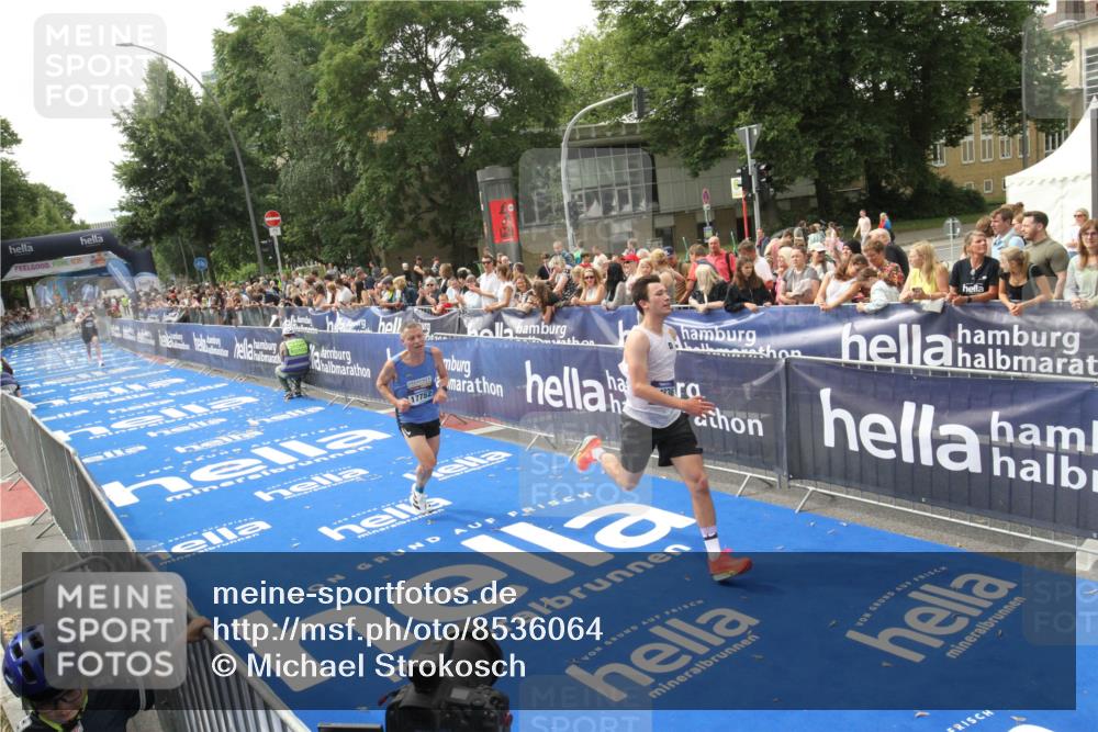 29.06.2025 - hella hamburg halbmarathon Michael Strokosch http://msf.ph/oto/8536064 29.06.2025 10:25:00 Ziel  meine-sportfotos.de