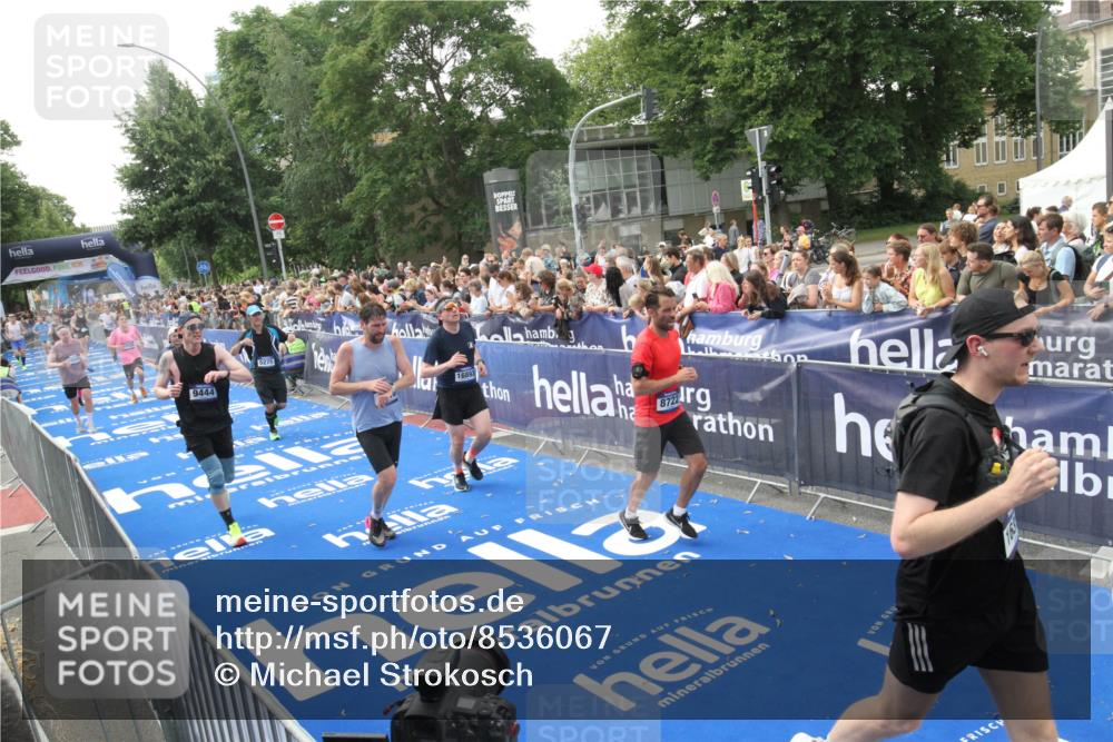 29.06.2025 - hella hamburg halbmarathon Michael Strokosch http://msf.ph/oto/8536067 29.06.2025 10:44:22 Ziel  meine-sportfotos.de