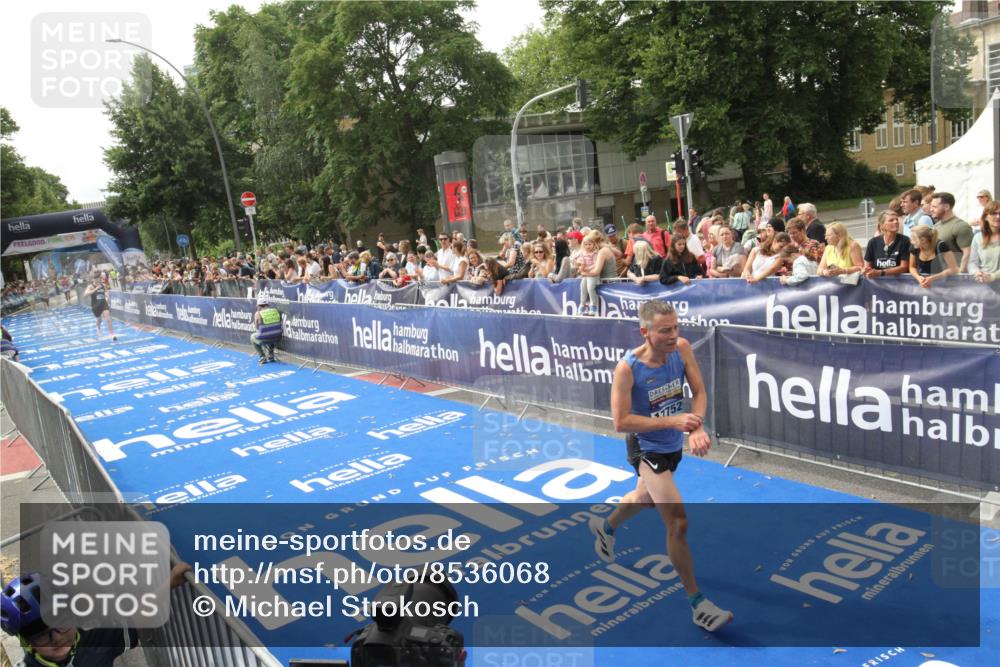 29.06.2025 - hella hamburg halbmarathon Michael Strokosch http://msf.ph/oto/8536068 29.06.2025 10:25:01 Ziel  meine-sportfotos.de
