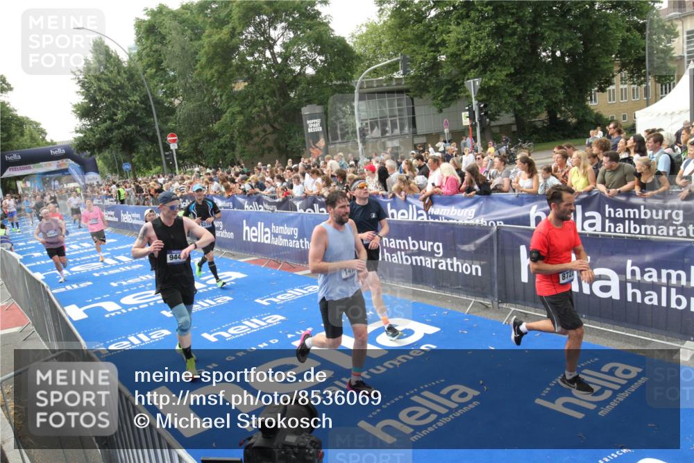 29.06.2025 - hella hamburg halbmarathon Michael Strokosch http://msf.ph/oto/8536069 29.06.2025 10:44:23 Ziel  meine-sportfotos.de