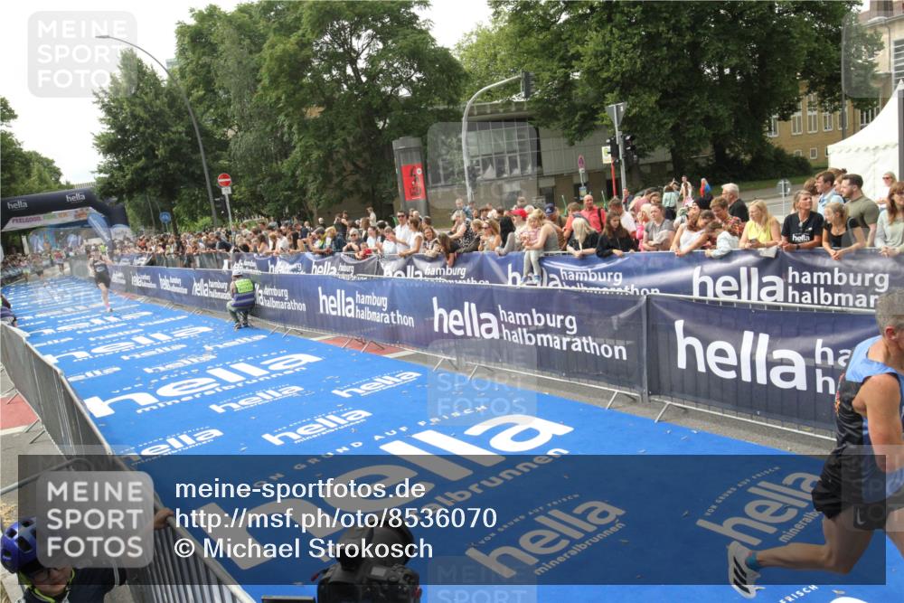 29.06.2025 - hella hamburg halbmarathon Michael Strokosch http://msf.ph/oto/8536070 29.06.2025 10:25:01 Ziel  meine-sportfotos.de