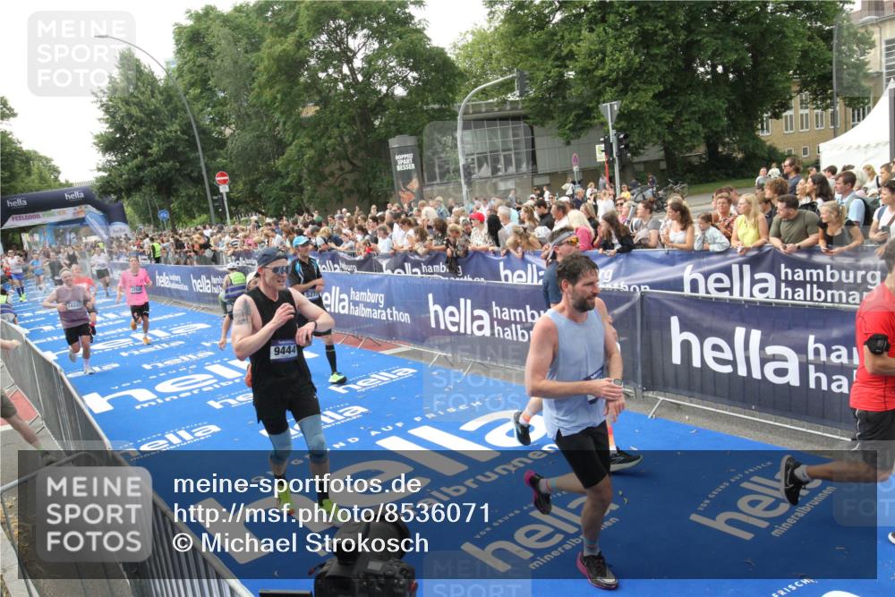 29.06.2025 - hella hamburg halbmarathon Michael Strokosch http://msf.ph/oto/8536071 29.06.2025 10:44:23 Ziel  meine-sportfotos.de