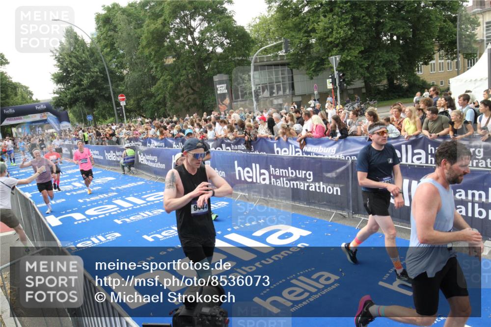 29.06.2025 - hella hamburg halbmarathon Michael Strokosch http://msf.ph/oto/8536073 29.06.2025 10:44:23 Ziel  meine-sportfotos.de