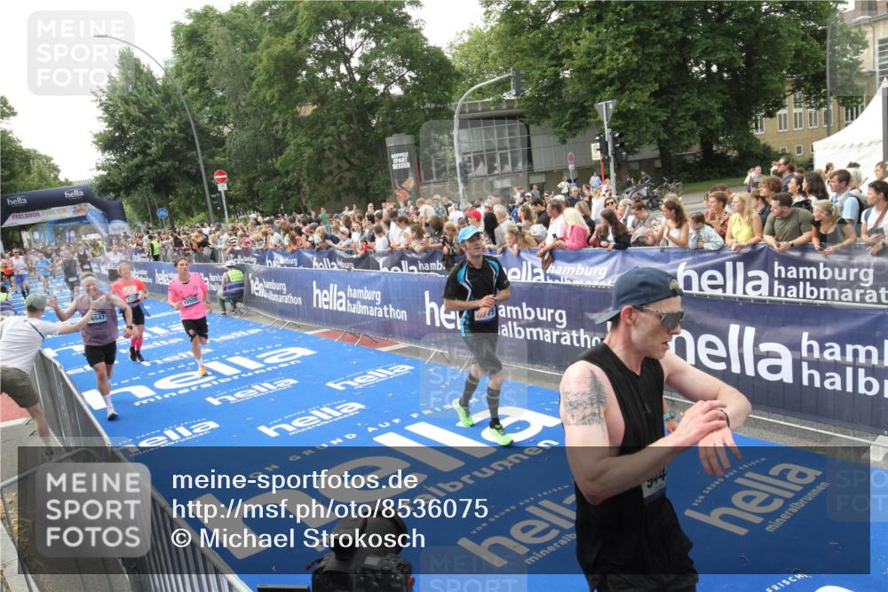 29.06.2025 - hella hamburg halbmarathon Michael Strokosch http://msf.ph/oto/8536075 29.06.2025 10:44:24 Ziel  meine-sportfotos.de