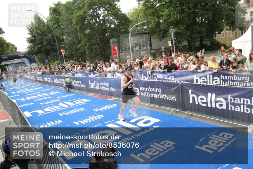 29.06.2025 - hella hamburg halbmarathon Michael Strokosch http://msf.ph/oto/8536076 29.06.2025 10:25:04 Ziel  meine-sportfotos.de