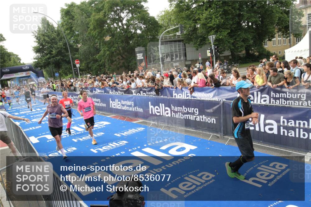 29.06.2025 - hella hamburg halbmarathon Michael Strokosch http://msf.ph/oto/8536077 29.06.2025 10:44:25 Ziel  meine-sportfotos.de