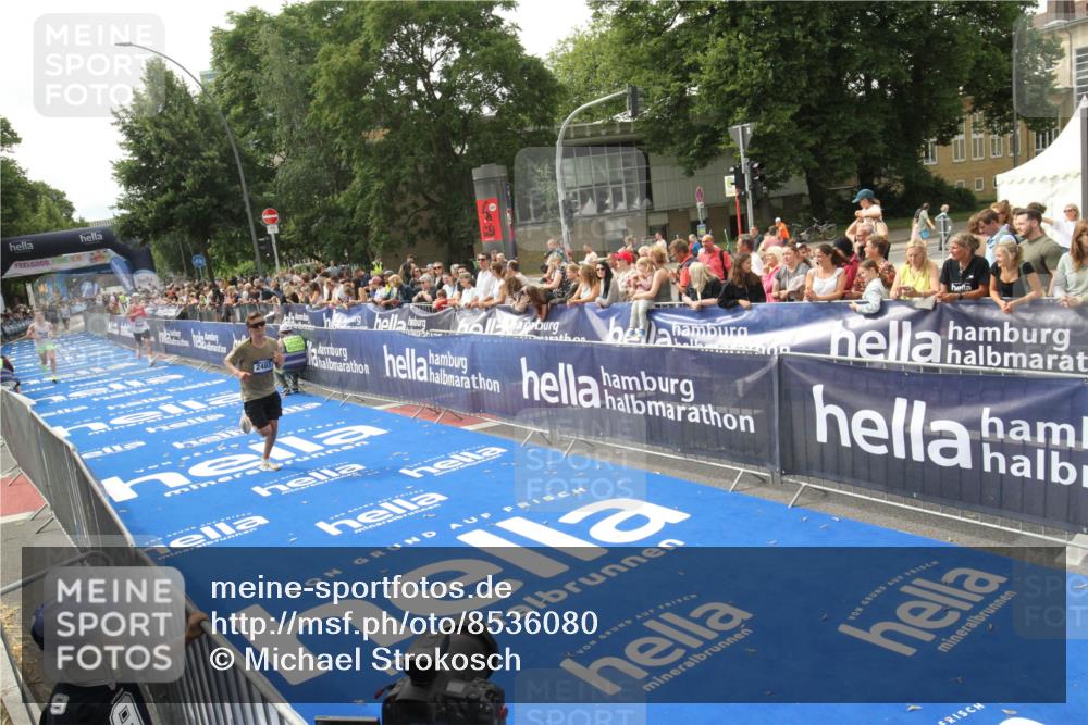 29.06.2025 - hella hamburg halbmarathon Michael Strokosch http://msf.ph/oto/8536080 29.06.2025 10:25:07 Ziel  meine-sportfotos.de