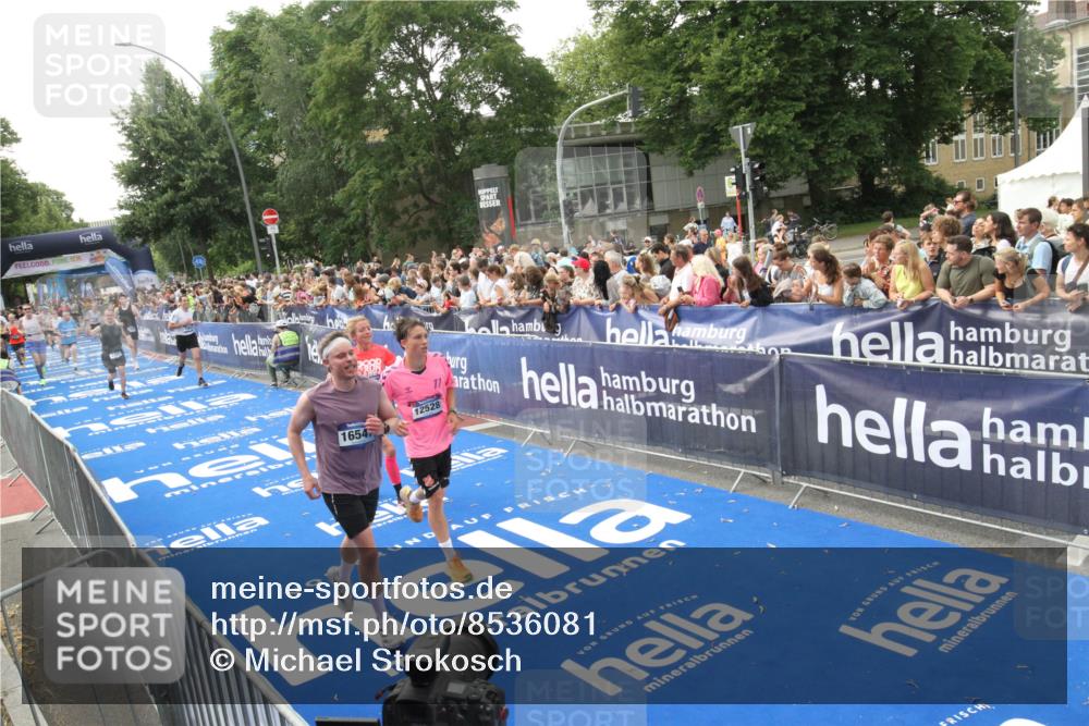 29.06.2025 - hella hamburg halbmarathon Michael Strokosch http://msf.ph/oto/8536081 29.06.2025 10:44:25 Ziel  meine-sportfotos.de