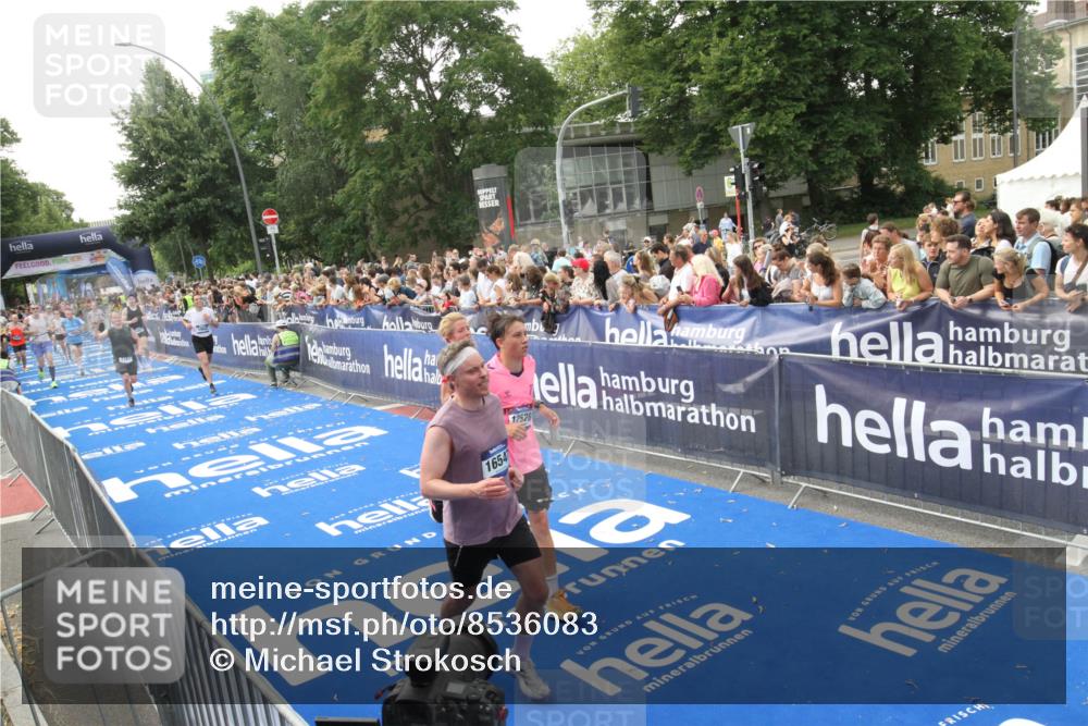29.06.2025 - hella hamburg halbmarathon Michael Strokosch http://msf.ph/oto/8536083 29.06.2025 10:44:26 Ziel  meine-sportfotos.de