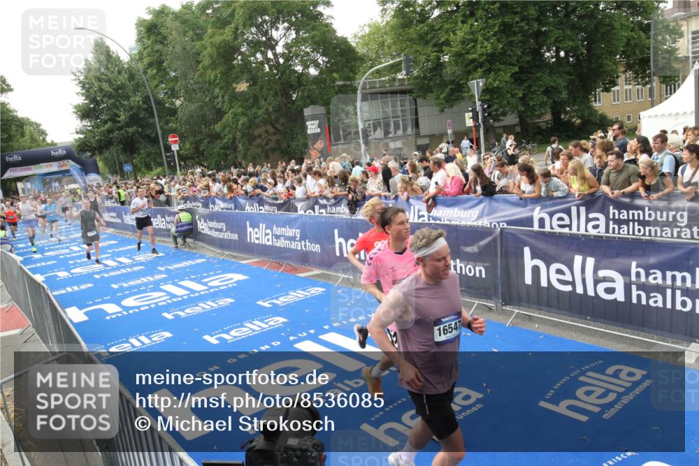 29.06.2025 - hella hamburg halbmarathon Michael Strokosch http://msf.ph/oto/8536085 29.06.2025 10:44:26 Ziel  meine-sportfotos.de