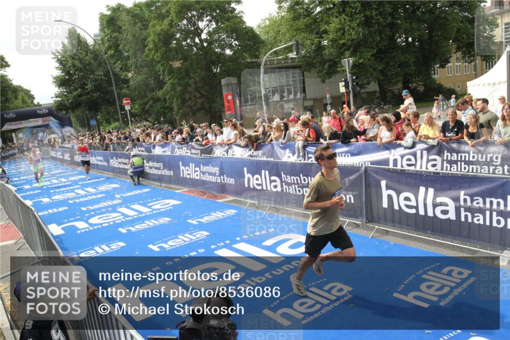 29.06.2025 - hella hamburg halbmarathon Michael Strokosch http://msf.ph/oto/8536086 29.06.2025 10:25:08 Ziel  meine-sportfotos.de