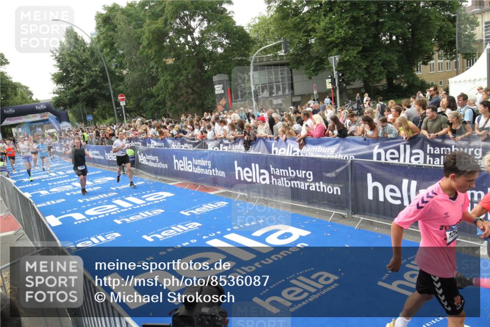 29.06.2025 - hella hamburg halbmarathon Michael Strokosch http://msf.ph/oto/8536087 29.06.2025 10:44:27 Ziel  meine-sportfotos.de