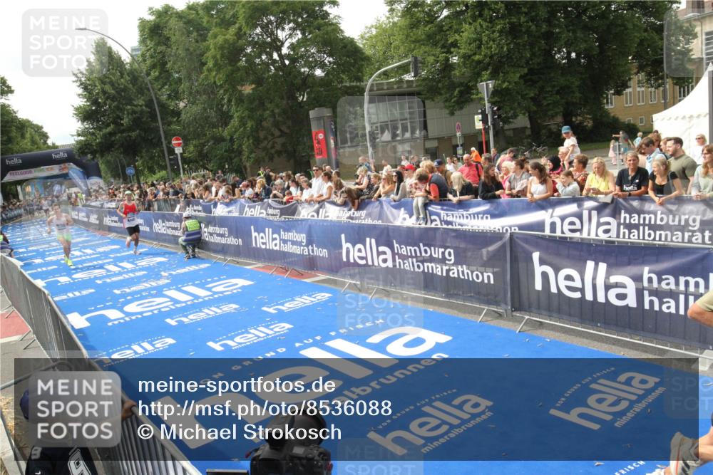 29.06.2025 - hella hamburg halbmarathon Michael Strokosch http://msf.ph/oto/8536088 29.06.2025 10:25:08 Ziel  meine-sportfotos.de