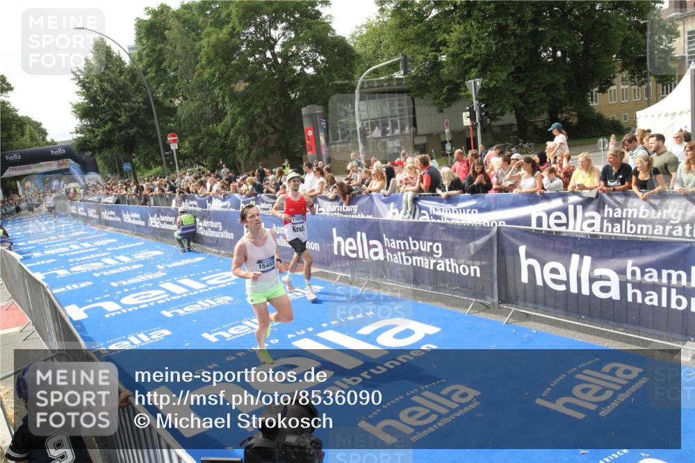 29.06.2025 - hella hamburg halbmarathon Michael Strokosch http://msf.ph/oto/8536090 29.06.2025 10:25:10 Ziel  meine-sportfotos.de