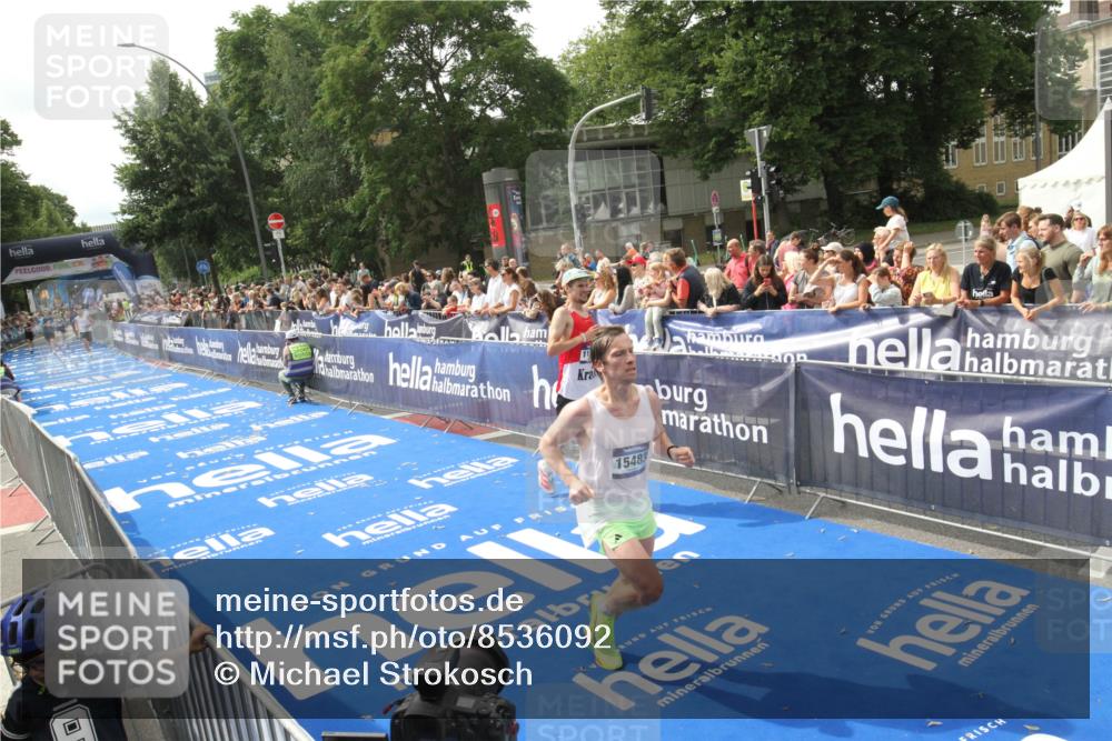 29.06.2025 - hella hamburg halbmarathon Michael Strokosch http://msf.ph/oto/8536092 29.06.2025 10:25:11 Ziel  meine-sportfotos.de