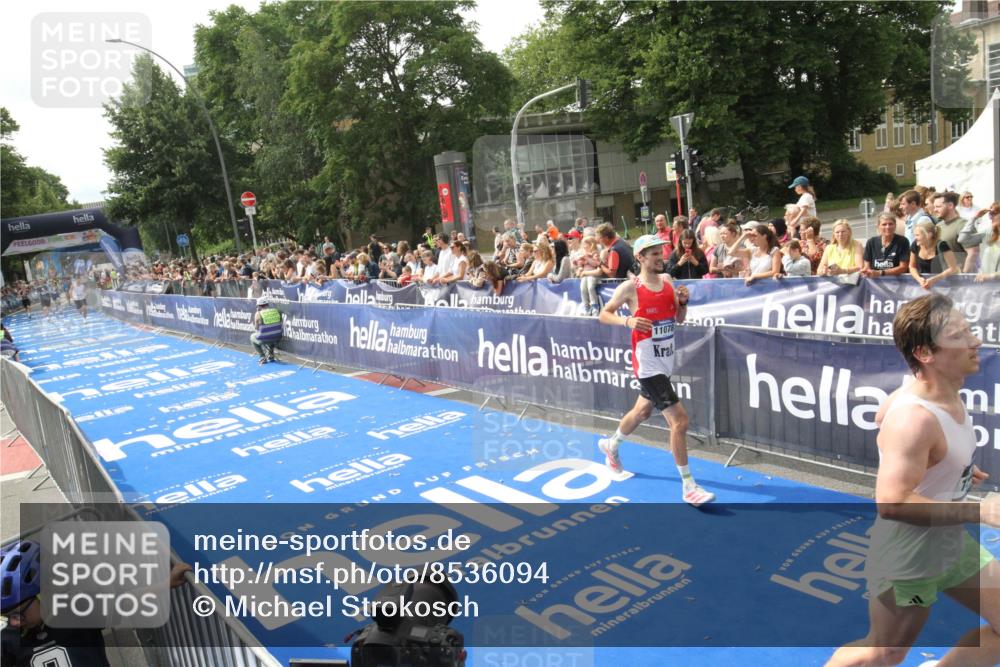 29.06.2025 - hella hamburg halbmarathon Michael Strokosch http://msf.ph/oto/8536094 29.06.2025 10:25:11 Ziel  meine-sportfotos.de