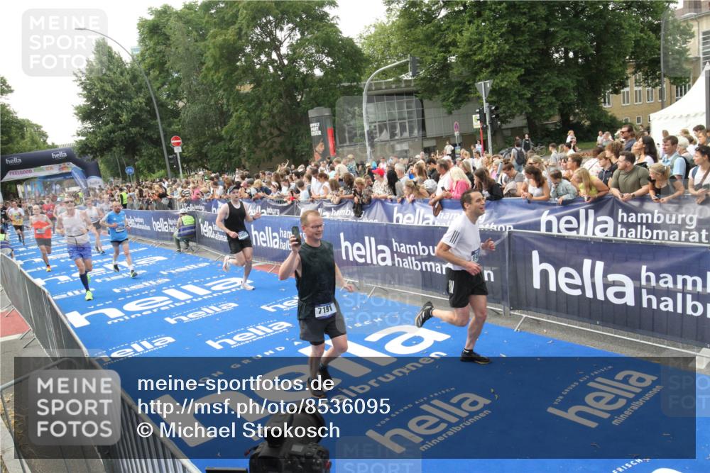 29.06.2025 - hella hamburg halbmarathon Michael Strokosch http://msf.ph/oto/8536095 29.06.2025 10:44:29 Ziel  meine-sportfotos.de