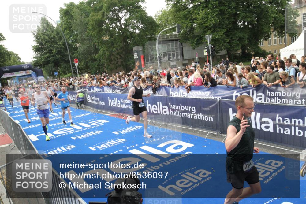 29.06.2025 - hella hamburg halbmarathon Michael Strokosch http://msf.ph/oto/8536097 29.06.2025 10:44:30 Ziel  meine-sportfotos.de