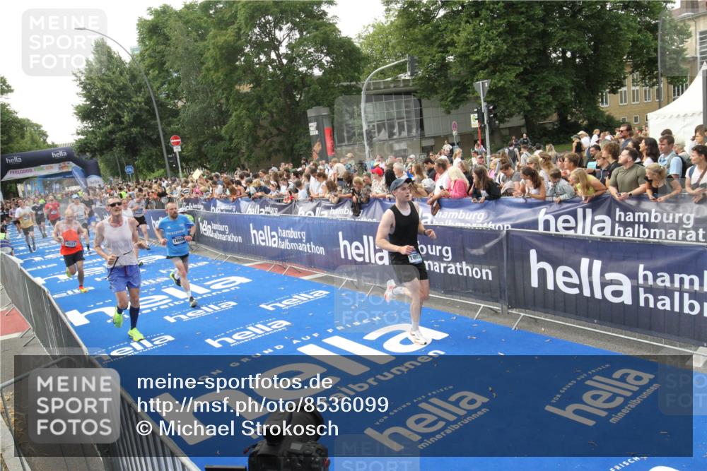 29.06.2025 - hella hamburg halbmarathon Michael Strokosch http://msf.ph/oto/8536099 29.06.2025 10:44:30 Ziel  meine-sportfotos.de