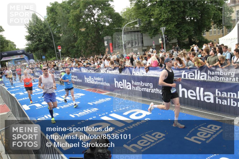 29.06.2025 - hella hamburg halbmarathon Michael Strokosch http://msf.ph/oto/8536101 29.06.2025 10:44:31 Ziel  meine-sportfotos.de
