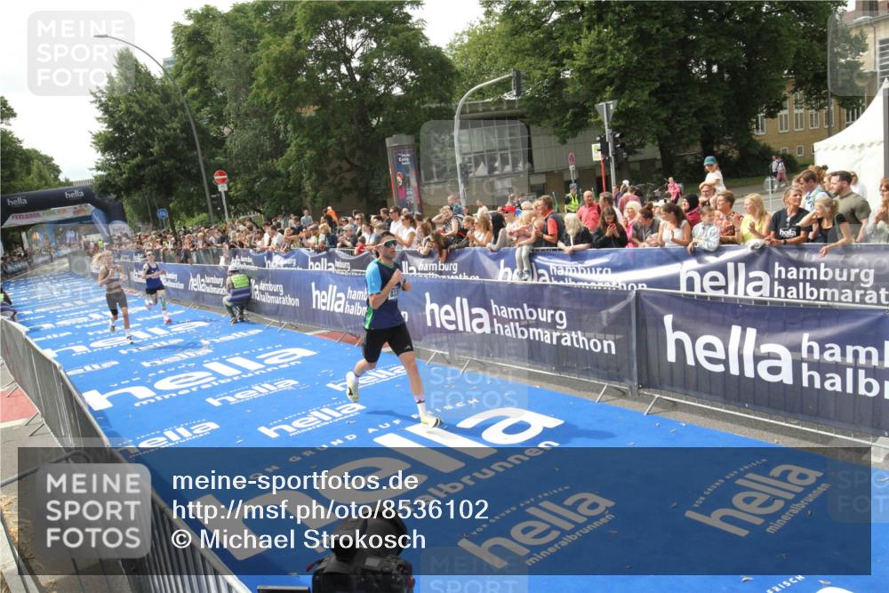 29.06.2025 - hella hamburg halbmarathon Michael Strokosch http://msf.ph/oto/8536102 29.06.2025 10:25:18 Ziel  meine-sportfotos.de