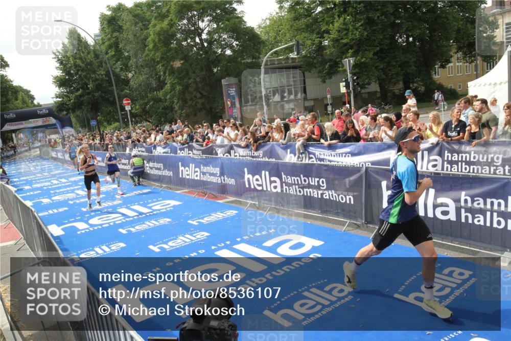 29.06.2025 - hella hamburg halbmarathon Michael Strokosch http://msf.ph/oto/8536107 29.06.2025 10:25:18 Ziel  meine-sportfotos.de