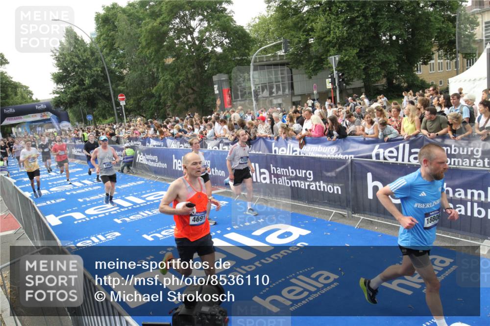 29.06.2025 - hella hamburg halbmarathon Michael Strokosch http://msf.ph/oto/8536110 29.06.2025 10:44:32 Ziel  meine-sportfotos.de