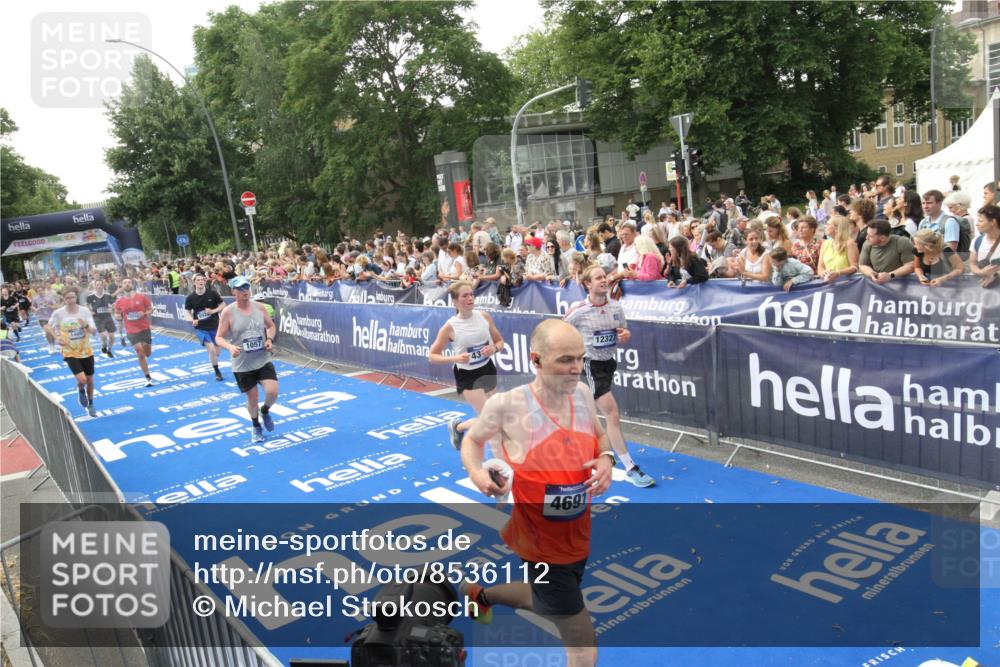 29.06.2025 - hella hamburg halbmarathon Michael Strokosch http://msf.ph/oto/8536112 29.06.2025 10:44:33 Ziel  meine-sportfotos.de