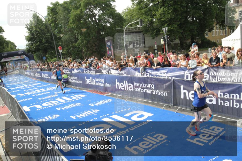 29.06.2025 - hella hamburg halbmarathon Michael Strokosch http://msf.ph/oto/8536117 29.06.2025 10:25:21 Ziel  meine-sportfotos.de